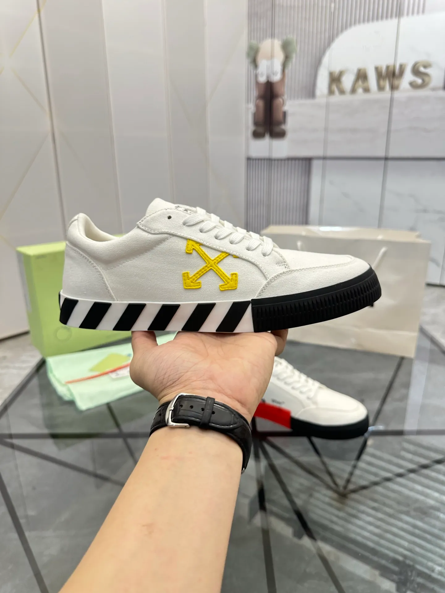 Selling men's shoes 💰: 💰P440¥ Product trademark: OFF WHITE *"OFF WHITE*" low-top casual shoes Regular size: 35-45 (can be customized to 46) Couple style Product materials: Original fabric from the upper counter, breathable lining, original outsole. No.: H203